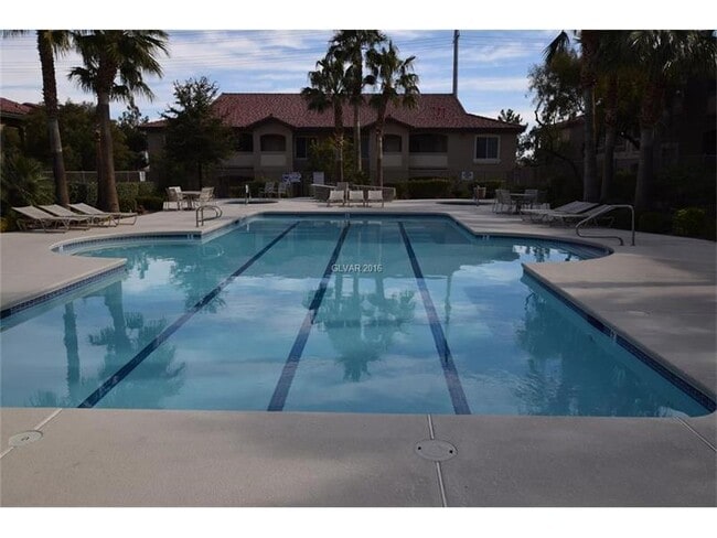 Building Photo - N.W. GATED COZY CONDO W/ COMMUNITY POOL AND SPA