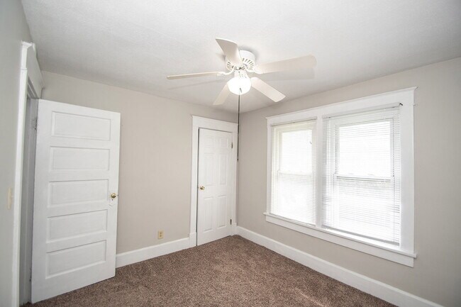 Building Photo - "Charming 3-Bed Duplex Retreat on E Ohio S...