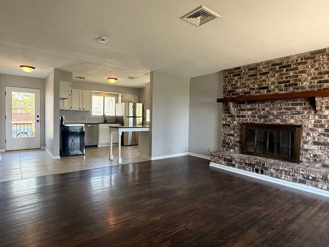 Building Photo - 2 bedroom 1 bath with carport in Washburn Rural School district