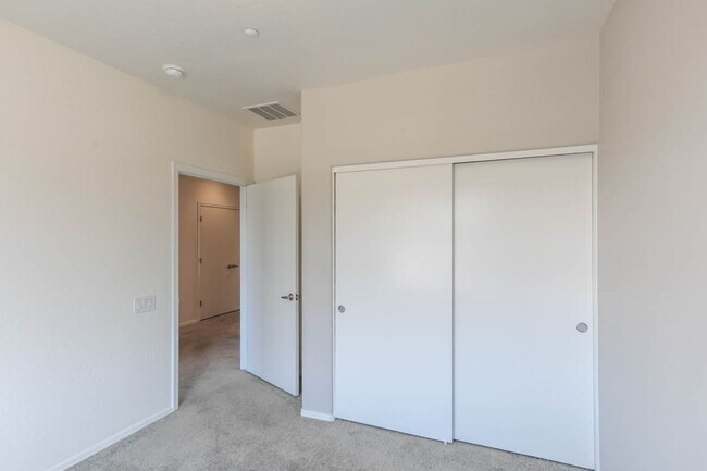 Building Photo - 3 Bed, 2 Bath, 1 Car Aliante Condo