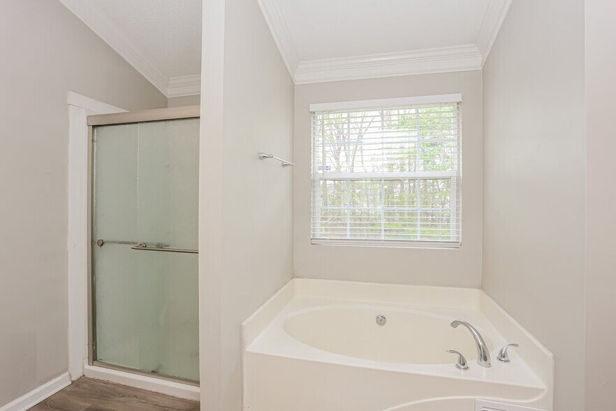 Building Photo - 215 Ashland Manor Dr
