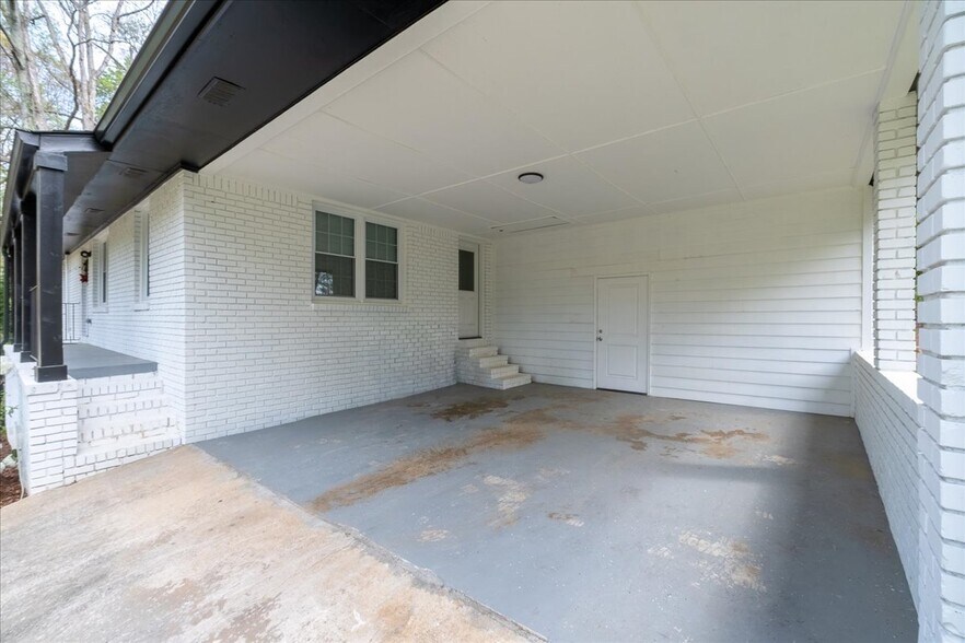 Building Photo - 641 Amber Pl SW
