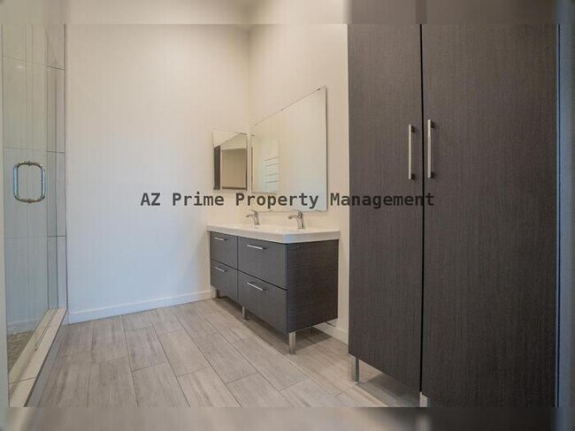 Building Photo - 1409 E Shangri La Rd