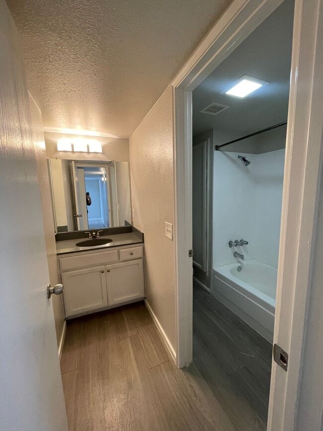 Building Photo - Lovely 2 Bedroom 2 Bath with Fireplace!
