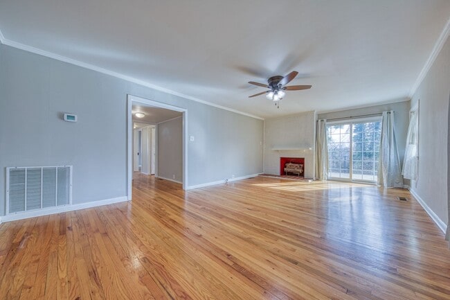 Building Photo - Oak Ridge 37830 - 3 bedroom 1 bath home - Contact Xavier Garcia 865-333-0726