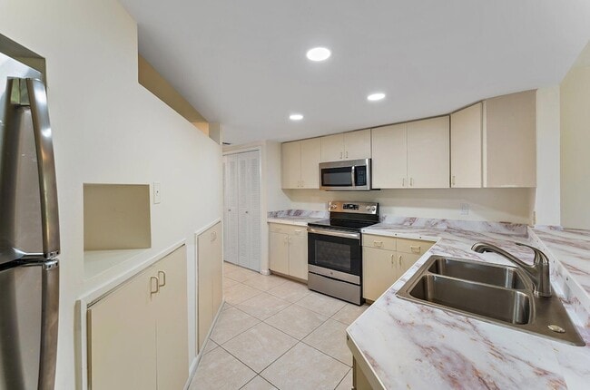 Building Photo - 3 Uno Lago Dr