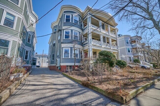Building Photo - 118 Trowbridge St