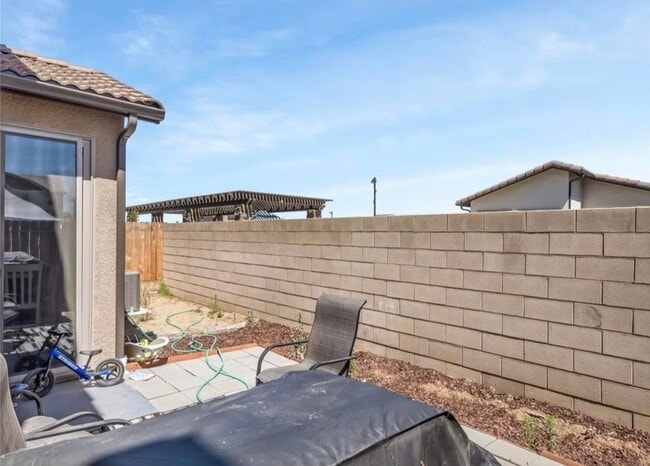 Building Photo - 6212 E Sydney Dr