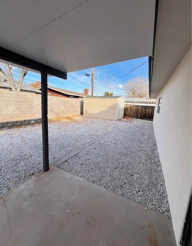 Building Photo - Charming 2 Bedroom Home with utilities inc...