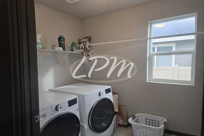 Building Photo - Spacious Open-Concept Single-Level Home