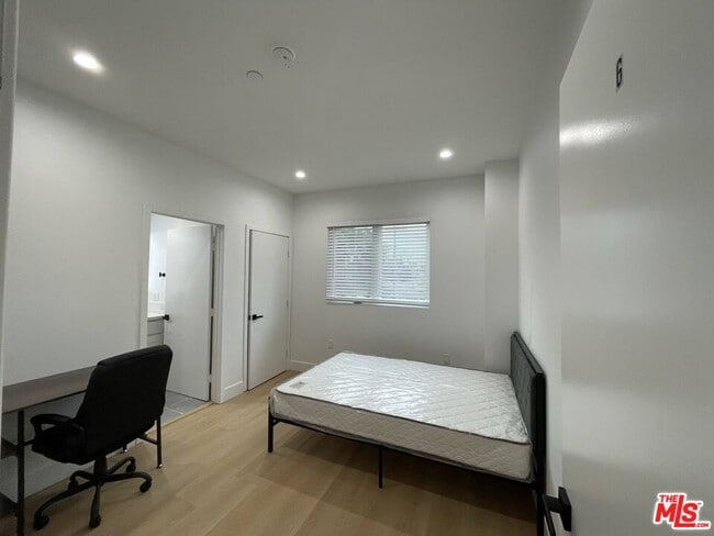 Building Photo - 1340 W 37th St