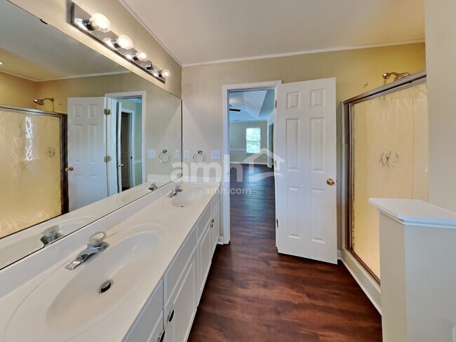 Building Photo - 190 Royalton Rd