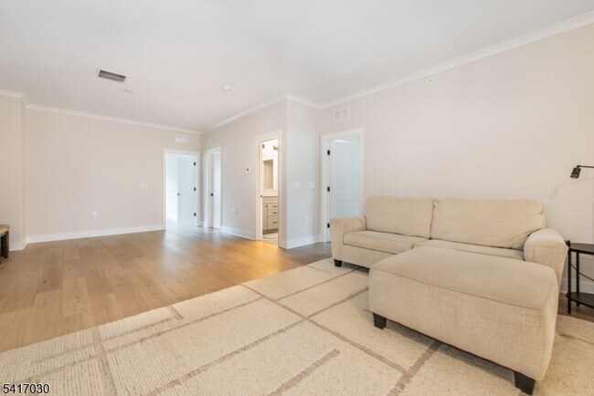 Building Photo - 37 Hillandale Dr