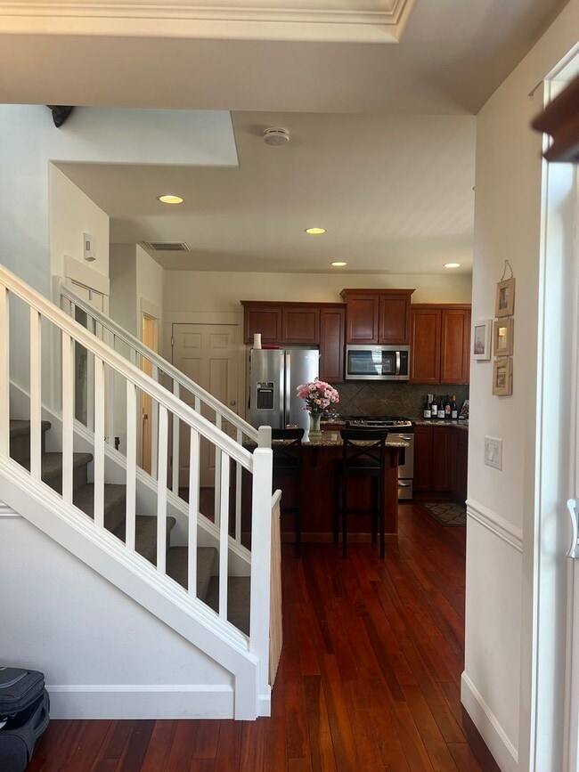 Building Photo - Stunning Trilevel home Woodinville!