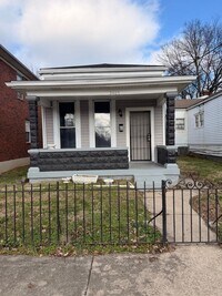 Building Photo - Beautiful Fully Renovated 2/1 Duplex!