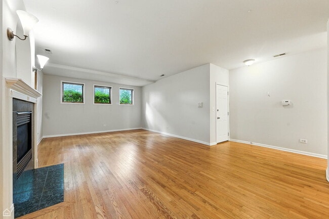 Building Photo - 1535 N Wicker Park Ave