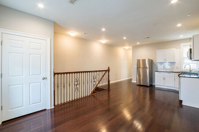 Building Photo - 723 S 56th St