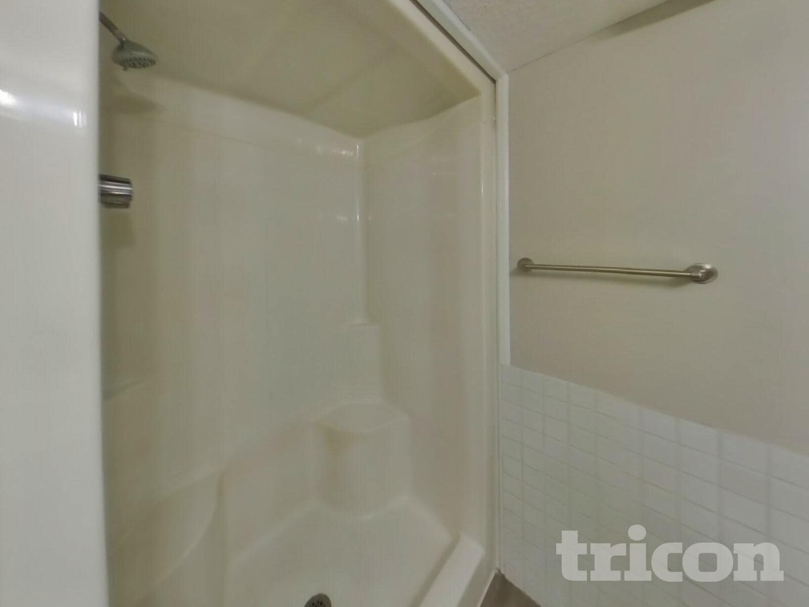 Building Photo - 820 Shenandoah Ln N