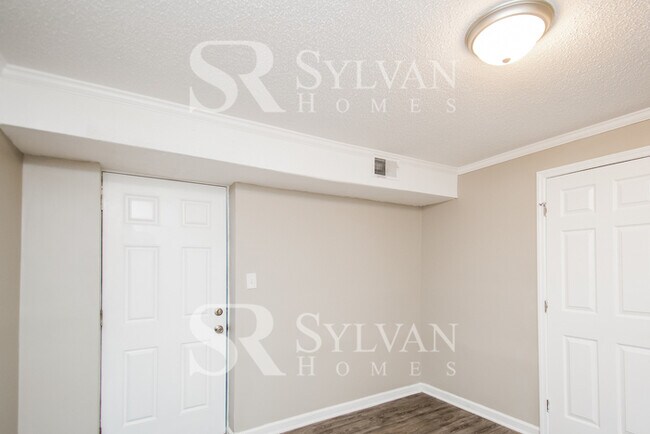 Building Photo - Your dream home awaits