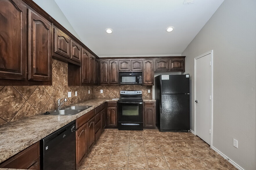 Building Photo - 5832 Melanie Dr