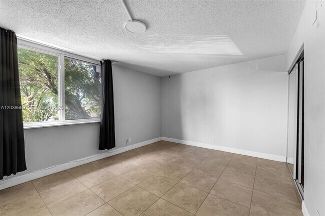 Building Photo - 9001 SW 77th Ave