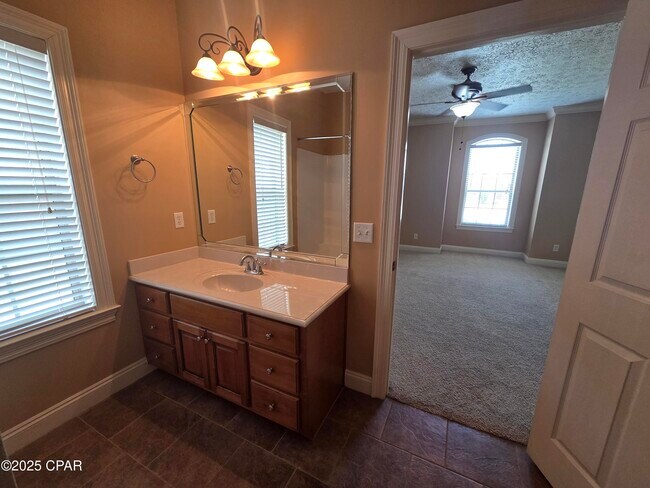 Building Photo - 3401 Hillcrest Dr