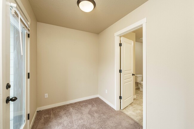 Building Photo - 3 Bedroom 2.5 Bath Townhome - Convenient R...
