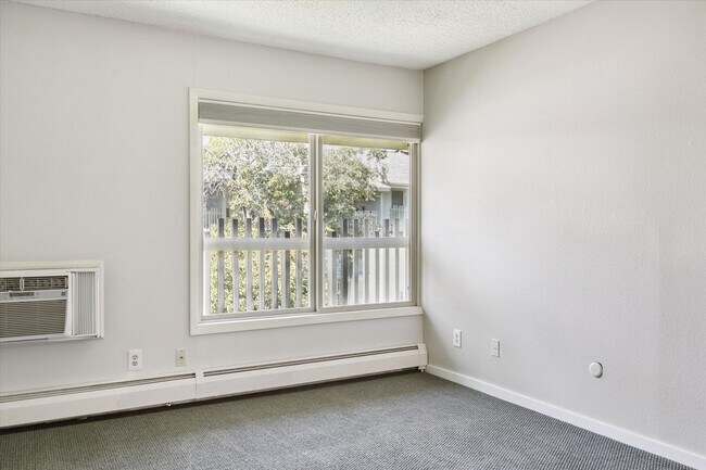 Building Photo - Available for immediate move in!! Remodele...