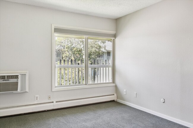 Building Photo - Pre-Lease Aug 2025 Remodeled 2 Bedroom 1 B...