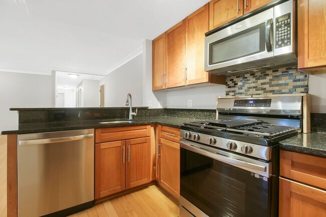 Building Photo - Sunny 3-Bedroom Corner Unit in Eckington/B...