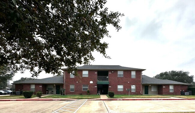 Building Photo - 1 Bed, 1 Bath, Upstairs Apartment at The Haven