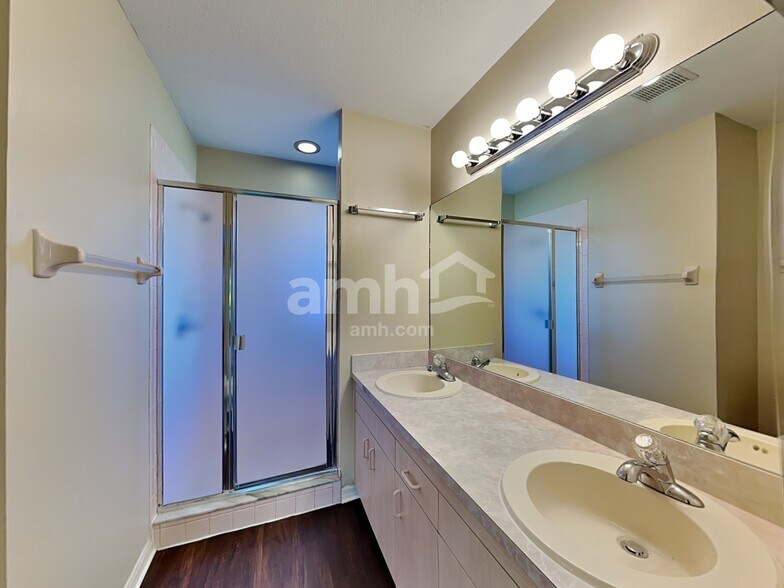 Building Photo - 3334 Lakeview Cir