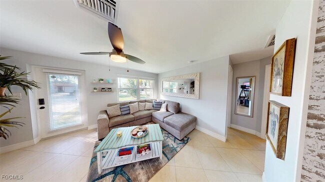 Building Photo - 560 E Valley Dr