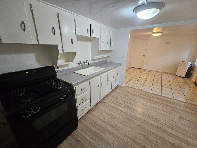 Building Photo - Apartment for Rent in Chico! 2 Bedroom 1 Bathroom + Bonus Room