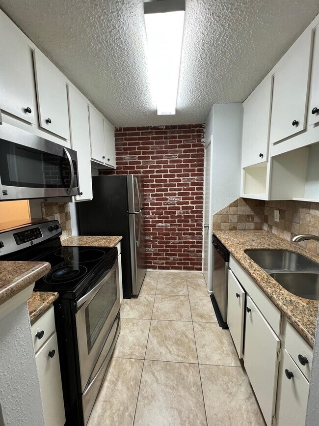 Building Photo - 10047 Westpark Dr