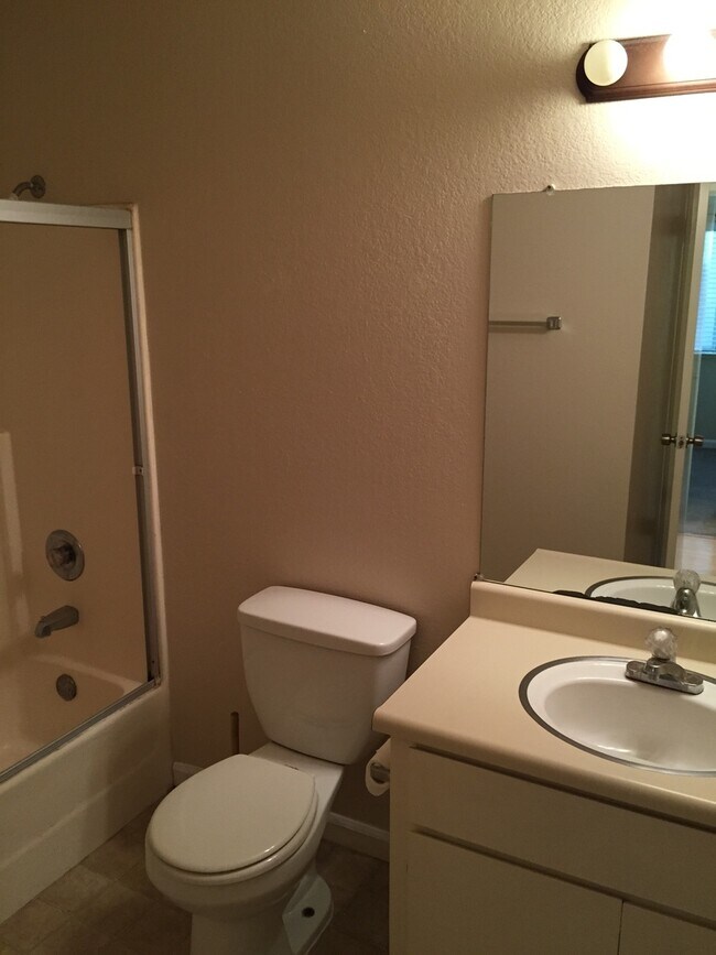 Building Photo - Spacious 3 bedroom condo with hardwood flo...