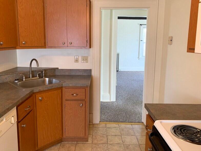 Building Photo - 933 Highland Ave
