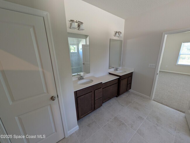 Building Photo - 2484 Landing Dr