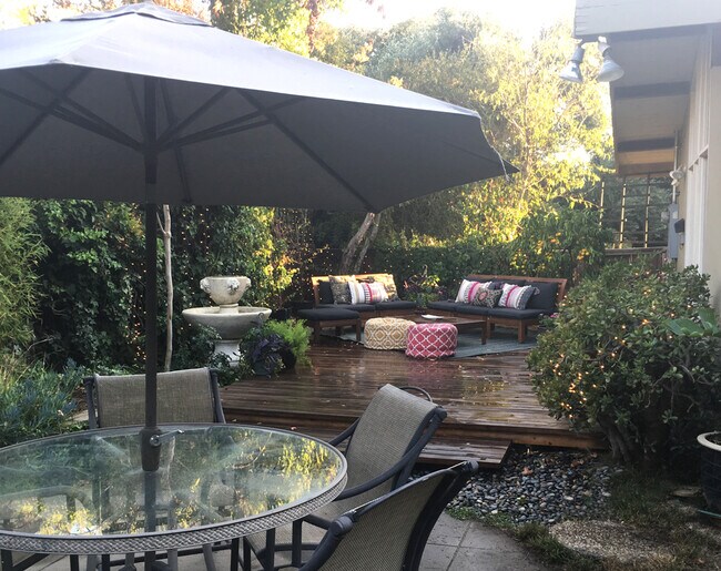 Deck area in backyard - 607 Buena Loma St