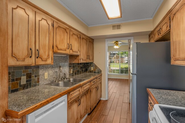 Building Photo - Beautiful Townhouse in South Shreveport
