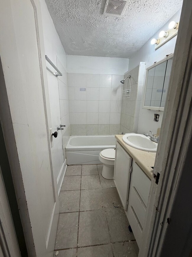 Building Photo - Spacious Duplex