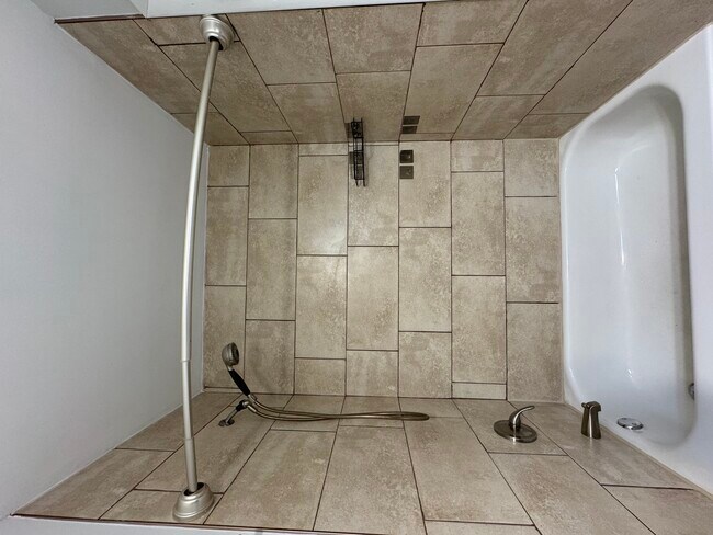 Building Photo - 576 Greystone Ln