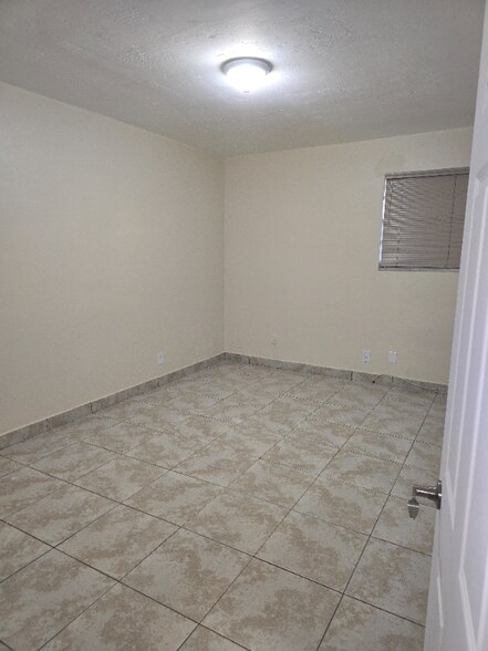 Building Photo - 305 N 61st Ave