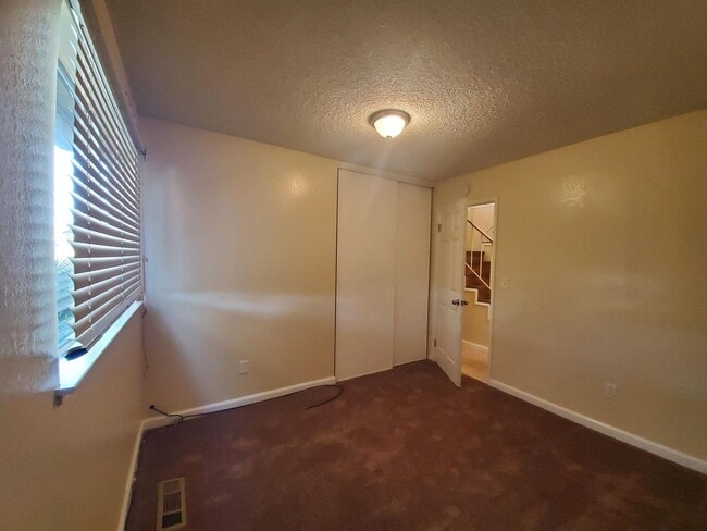 Building Photo - Nice 3 bedroom 2 bathroom Home