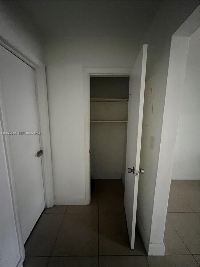 Building Photo - 16120 NE 19th Ct