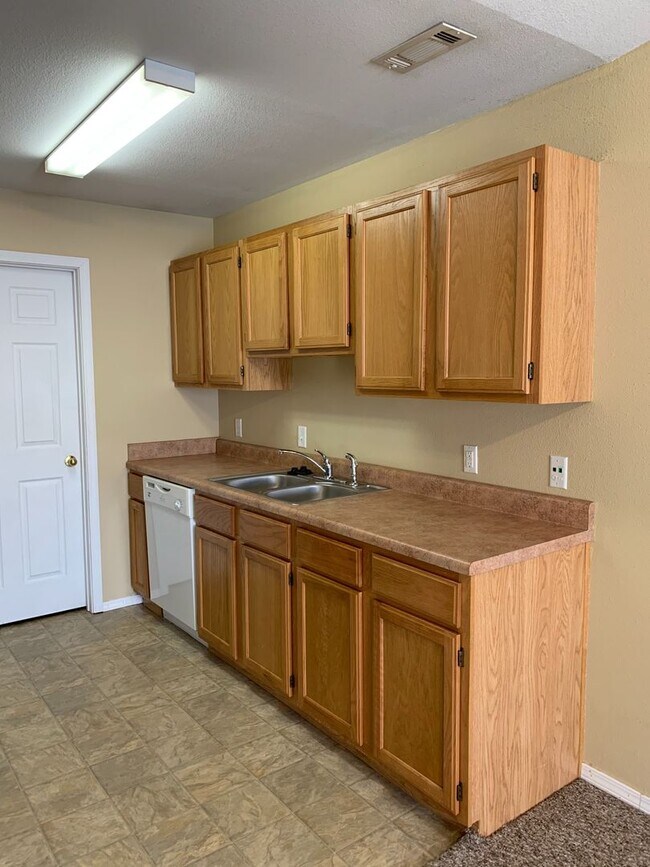 Building Photo - $300 OFF OF YOUR FIRST MONTHS RENT!!! 2 Bedroom Apartment for Lease - 1 Mile from University of A...