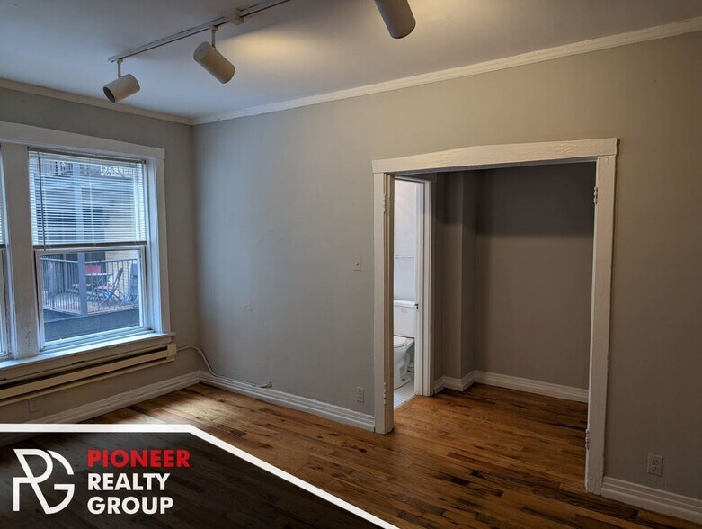 Building Photo - 511 W Melrose St