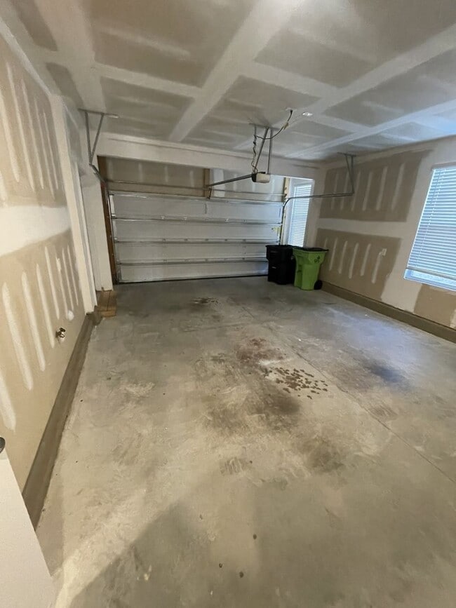 Building Photo - 3 Bd 3.5 Ba end unit townhouse