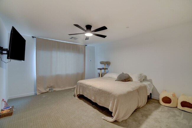 Building Photo - Stunning and Modern Townhome in Skye Canyon