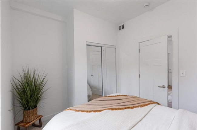 Building Photo - 2 Bed 1 Bath